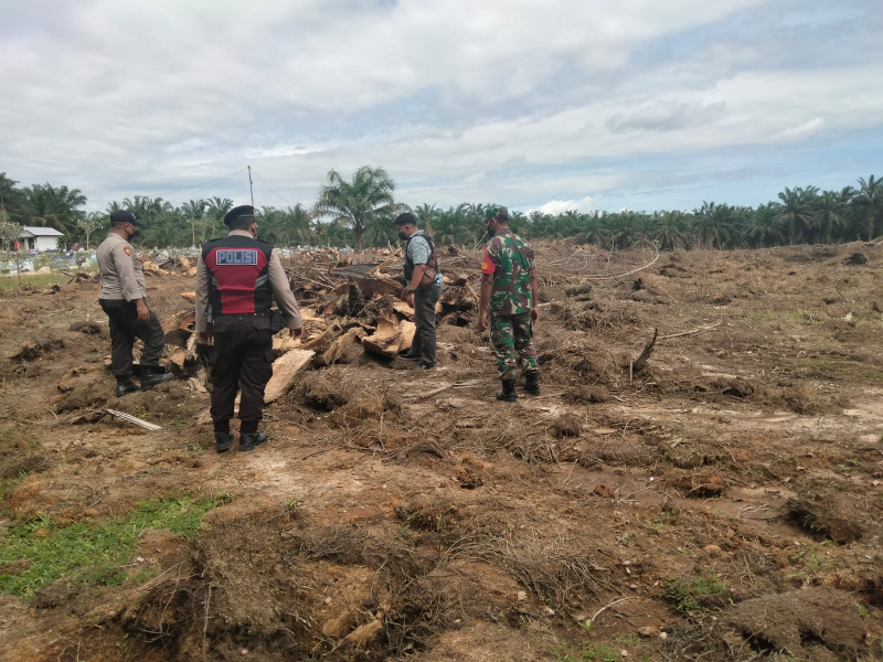 Sinergitas TNI-Polri, Personil Polsek Tandun Dan Anggota Koramil Tandun Patroli Karlahut di Desa Bono Tapung