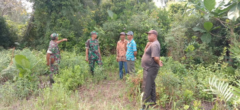 Babinsa Koramil 06/Merbau Sertu C. Saragi dan Serda Edi Saputra Lakukan Patroli Guna Cegah Karhutla