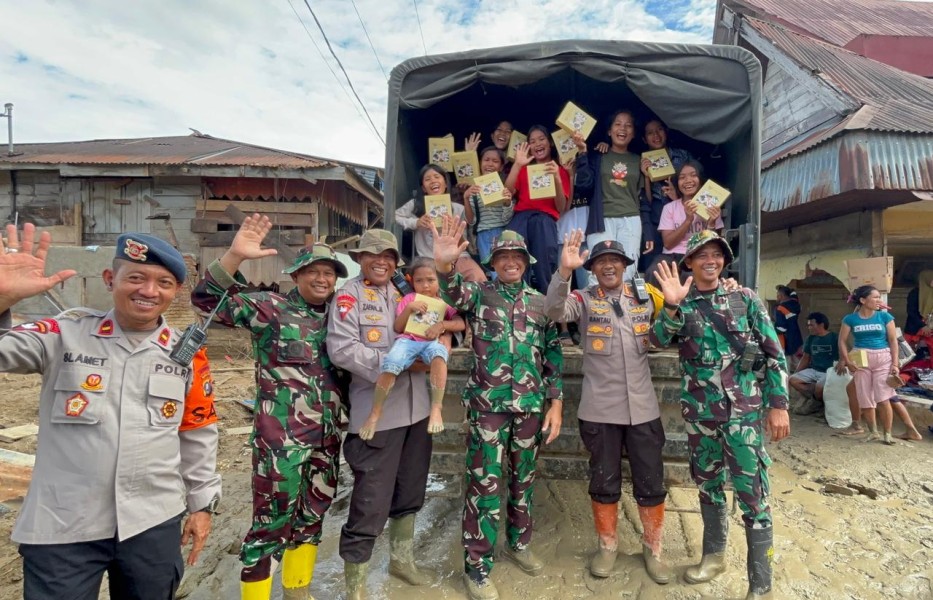 Susu Dari Presiden, Senyum Anak - Anak di Pasar Huta Godang Batang Toru