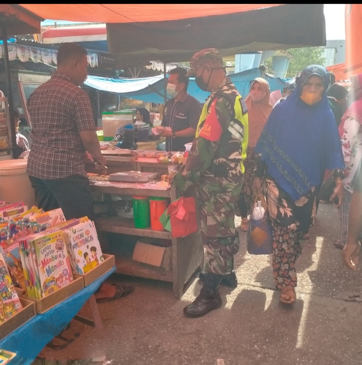Sasar Pasar Sungai Apit, Sertu Velky Laksanakan Patroli Dan Sosialisasi Prokes