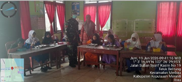 Dukung Generasi Sehat dan Cerdas, Babinsa Kawal Program Makan Bergizi di Kepulauan Meranti