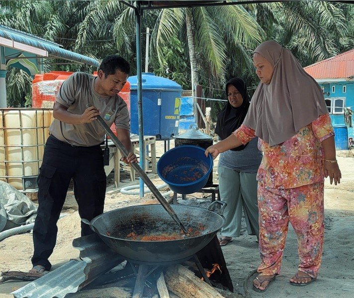 Dapur Lapangan Polda Sumut Hidangkan Menu Buka Puasa bagi Warga Terdampak Bencana di Aek Ngadol
