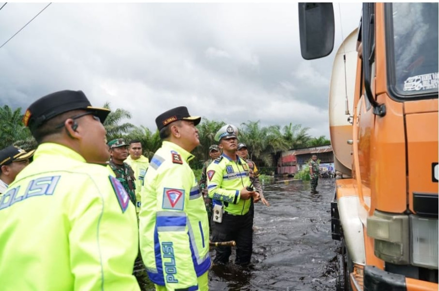 Kapolda Riau Atur Lalu Lintas, Sapa Supir Di Lokasi Banjir
