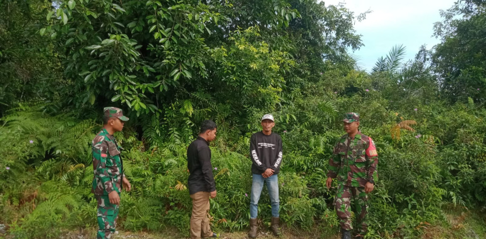 Babinsa Koramil 06/Merbau Giatkan Patroli Untuk Cegah Kebakaran Hutan di Tasik Putri Puyu