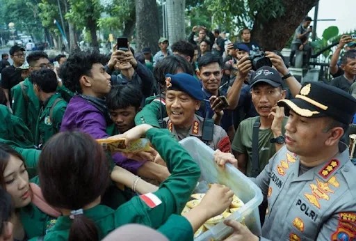 Pengamanan Humanis Warnai Aksi Penyampaian Aspirasi Mahasiswa di Gedung DPRD Sumut