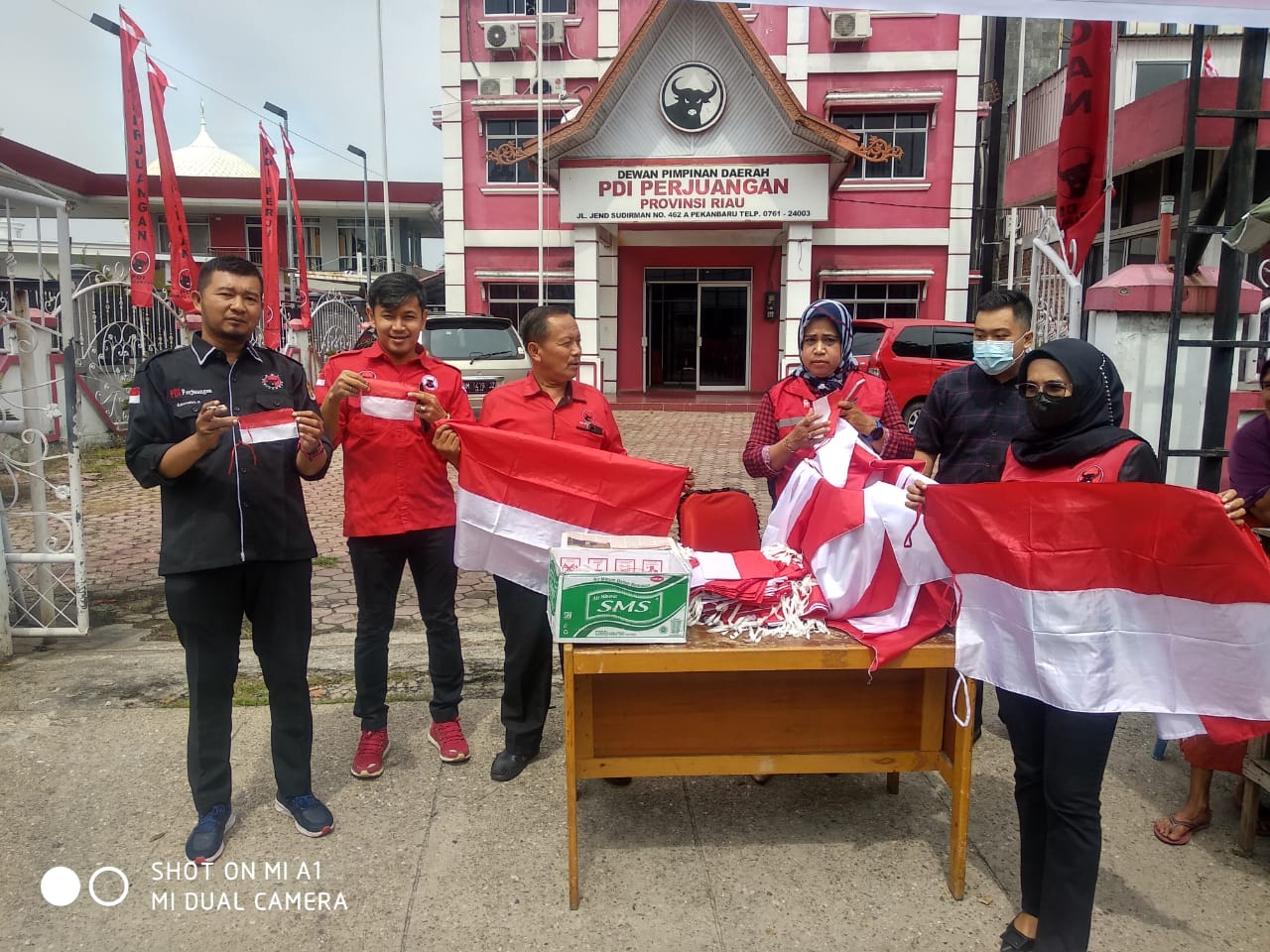 DPD PDI Perjuangan Riau Bagikan 17.777 Bendera Merah Putih