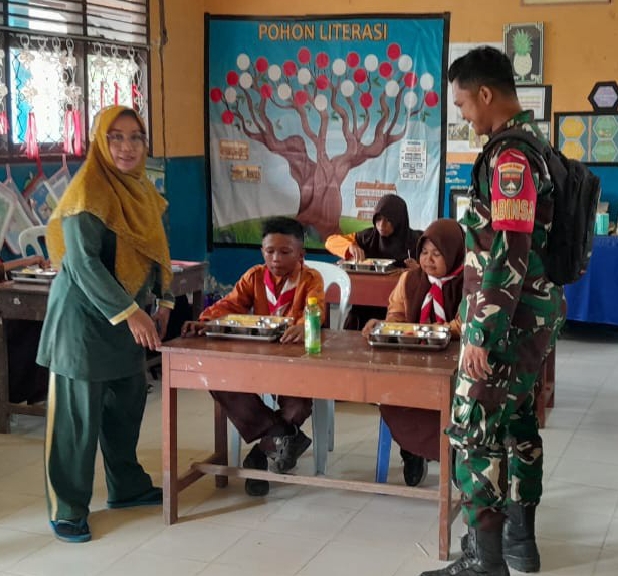 Babinsa Dampingi Distribusi Makan Bergizi untuk Pelajar dan Masyarakat
