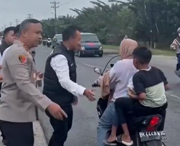 Kapolres Asahan Turun Jalan Bersama PJU Bagi-Bagi Takjil Kepada Masyarakat Jelang Buka Puasa