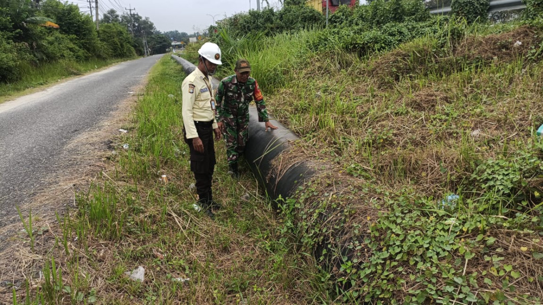 Babinsa Koramil 02/BK dan Security Pertamina Gelar Patroli Keamanan Pipa Minyak PT. Pertamina