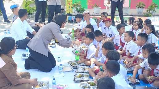 Kapolres Samosir Makan Bersama Pelajar SDN 10 Lumban Suhi-suhi Toruan, Tinjau Program Makan Bergizi Gratis dan Salurkan Bantuan