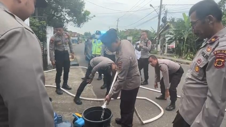 Polda Jambi Gerak Cepat Salurkan Air Bersih ke Warga Seberang Krisis Air