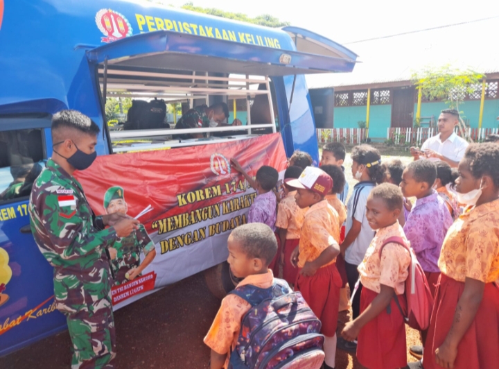 Satgas Yonif 410/Alugoro Terus Ajak Anak-Anak Papua Untuk Berhobi Membaca