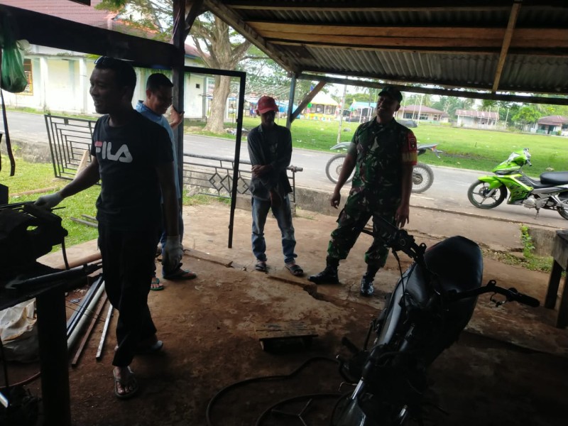 Komsos Babinsa Koramil 06/Merbau Wujudkan Nilai Pancasila di Tengah Masyarakat