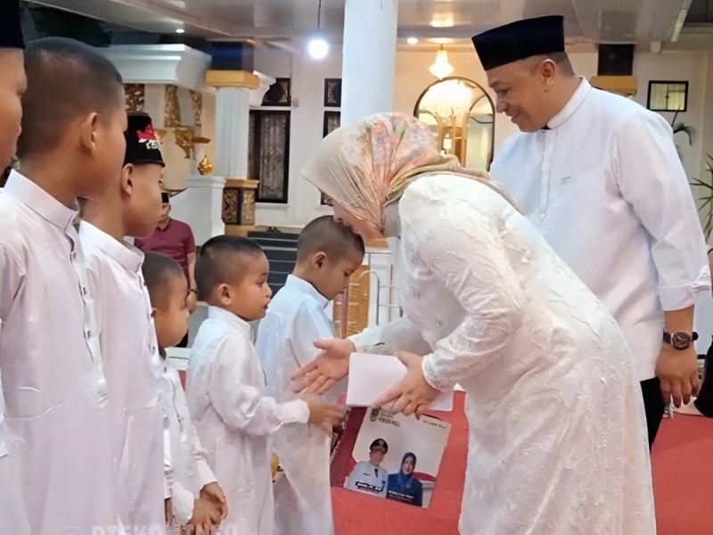 Jelang Berangkat Umroh Bupati Rohul Anton Berikan Bantuan Kepada Puluhan Anak Yatim
