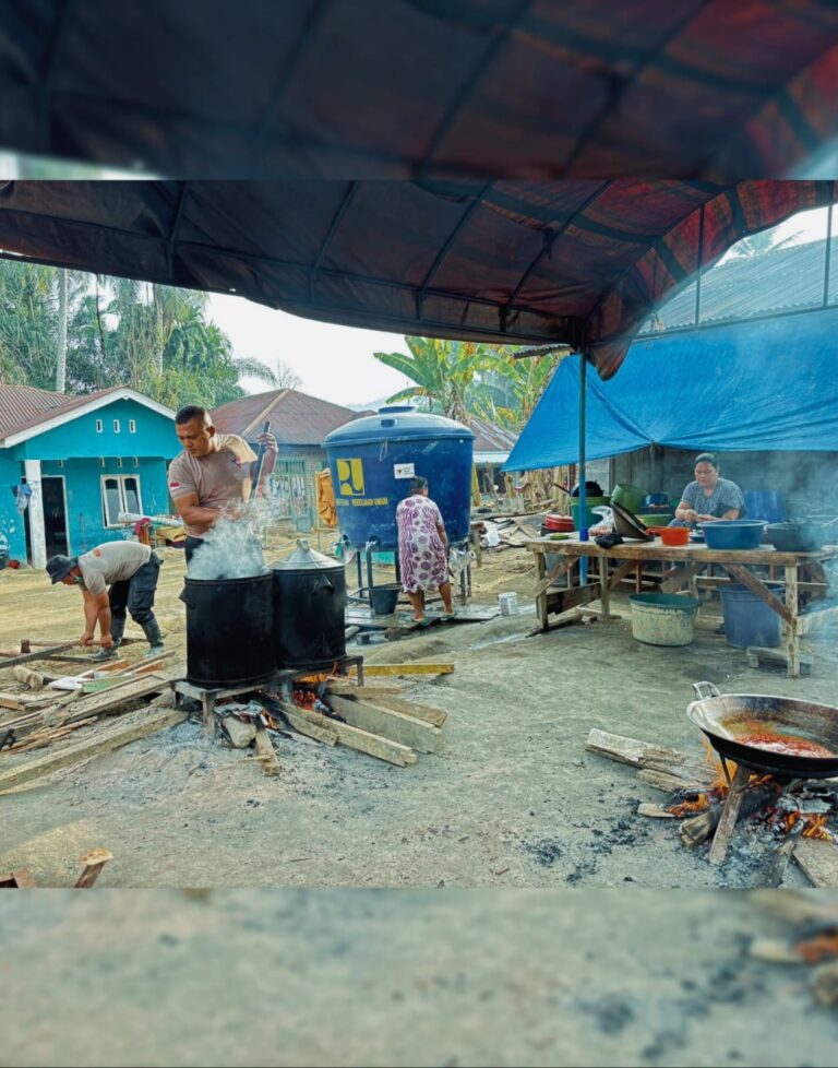 Brimob Bersama Warga Aek Ngadol, Dapur Lapangan Berjalan dan Lingkungan Terus Dibersihkan