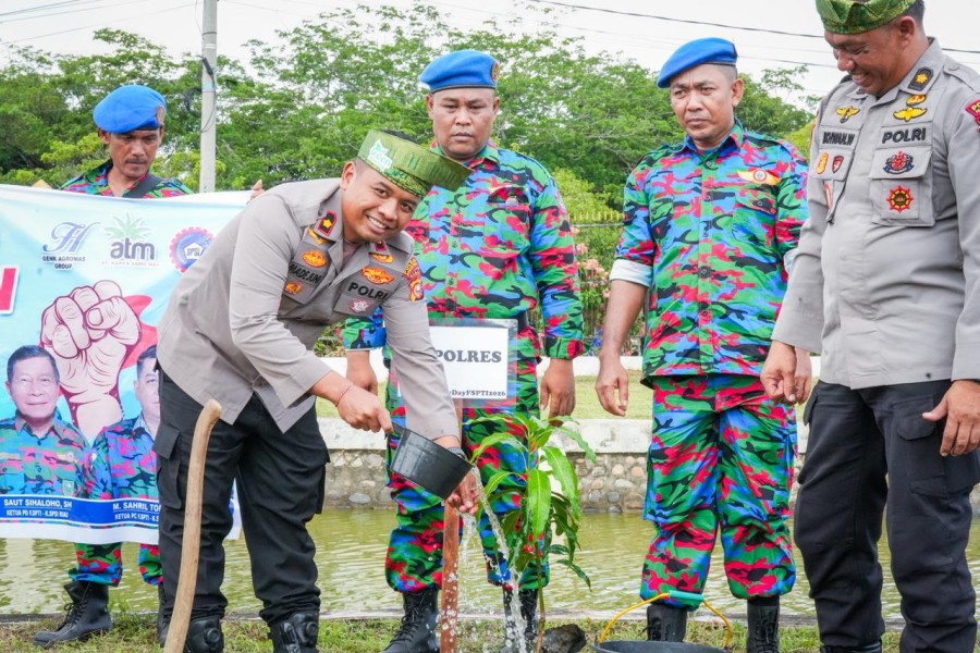 Green Policing Warnai May Day 2026 di Rohul, Polres Serahkan Bibit Pohon ke Serikat Pekerja