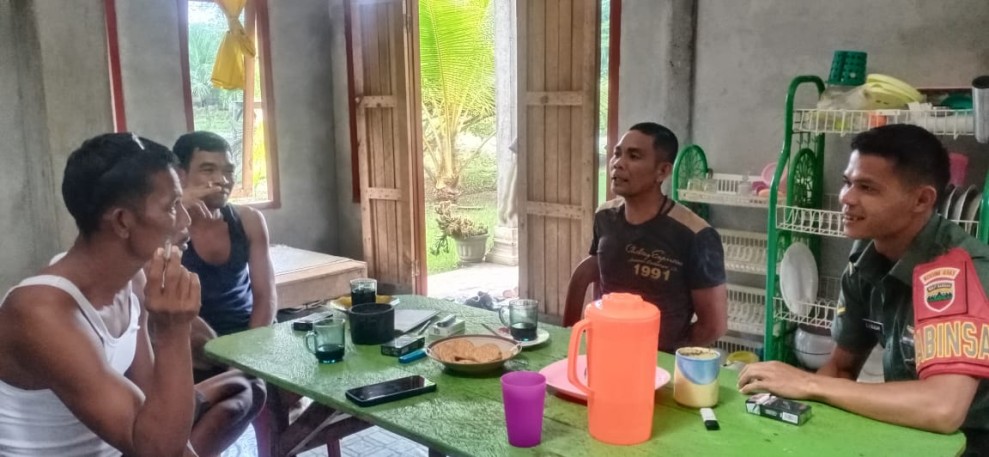 Di Teluk Belitung, Babinsa Ajak Warga Jaga Keamanan dan Hidup Rukun