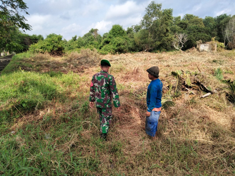 Babinsa Kelurahan STDI Lakukan Sosialisasi Bahaya Membakar Lahan