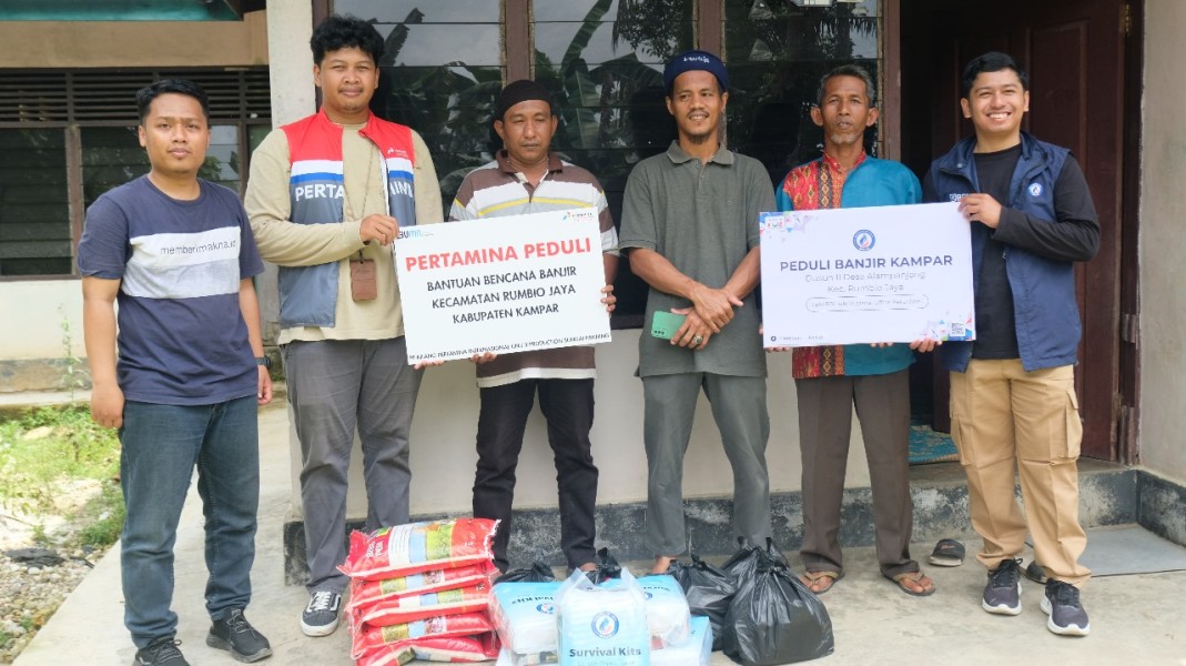 Peduli Sesama, Kilang Pertamina Sungai Pakning Salurkan Bantuan Kepada Warga Rumbio Jaya Kampar yang Terisolasi Banjir