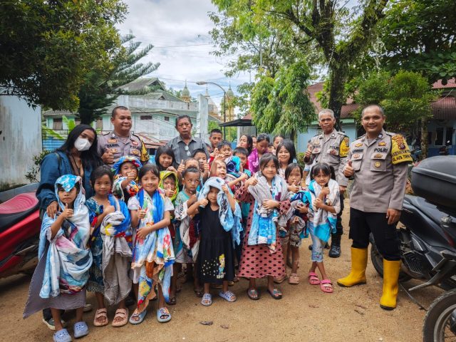 Bhabinkamtibmas Polres Sibolga Berikan Bantuan Selimut kepada Pengungsi Korban Bencana Alam Di Kota Sibolga