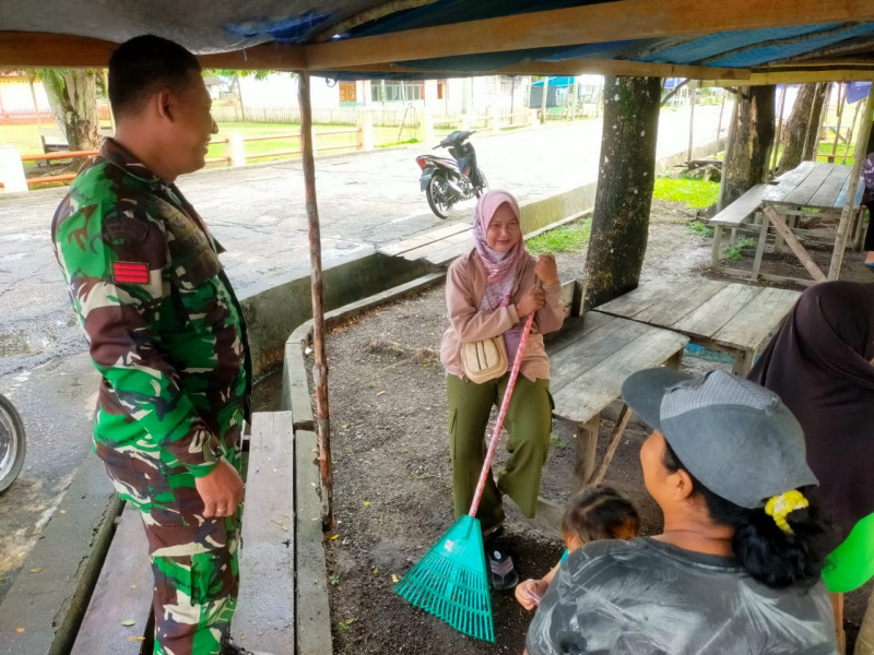 Babinsa Koramil 06/Merbau Perkuat Kebersamaan Warga Teluk Belitung melalui Komsos