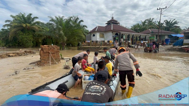 Polri Adaptif Hadapi Situasi Lapangan, Polsatwa K-9 Alihkan Prioritas untuk Bantu Warga Terdampak Banjir