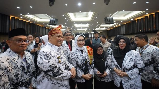 Gubri SF Hariyanto Hadiahi  Umrah Empat Guru Langsung Sujud Bersyukur