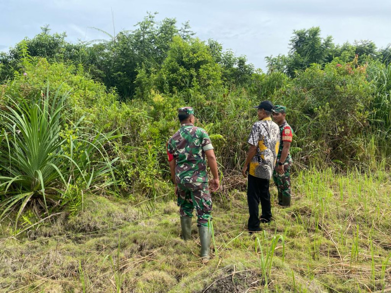 Disambut Baik Oleh Masyarakat, Babinsa Koramil 06 Merbau Terus Ingatkan Agar Masyarakat Selalu Waspada Terhadap Karhutla