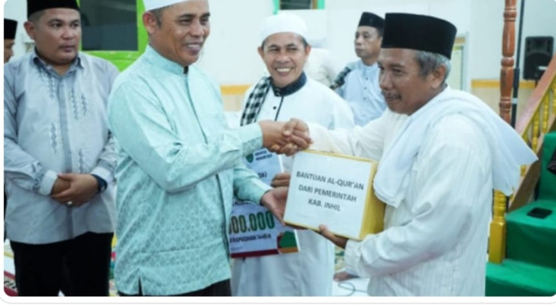 Pj Bupati Inhil Herman Serahkan Bantuan Dana 10 Juta Rupiah Untuk Pembangunan Mesjid Al-Mujahidin Kecamatan Pelangiran
