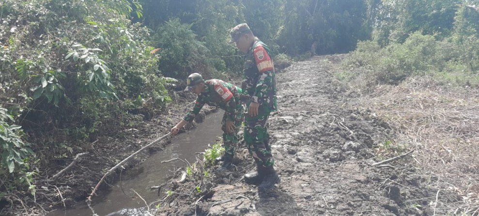 Patroli dan Komsos Babinsa Sasar Desa Renak Dungun Antisipasi Pembakaran Liar