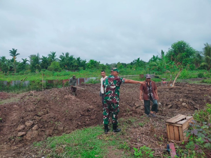 Babinsa Koramil 06/Merbau Perkuat Silaturahmi Warga Melalui Komsos di Kampung Pancasila