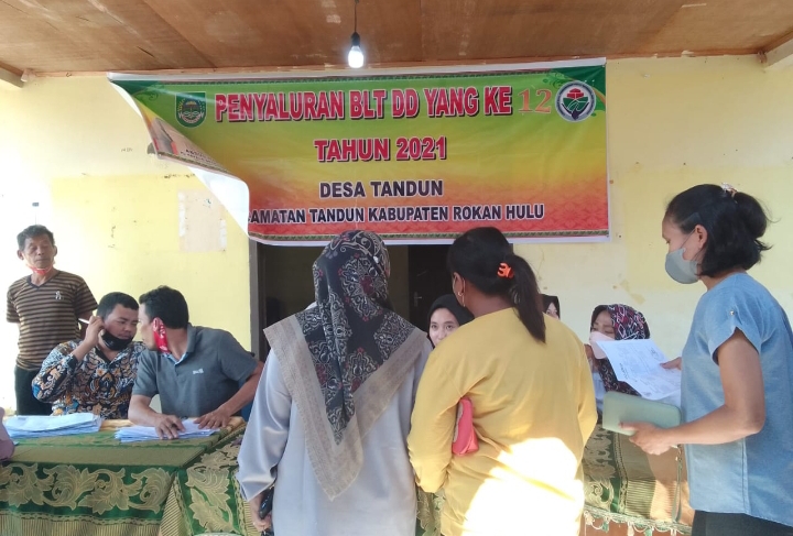 Pemerintah Desa Tandun, Kecamatan Tandun Bagikan BLT DD Tahap 12 Kepada 186 KPM