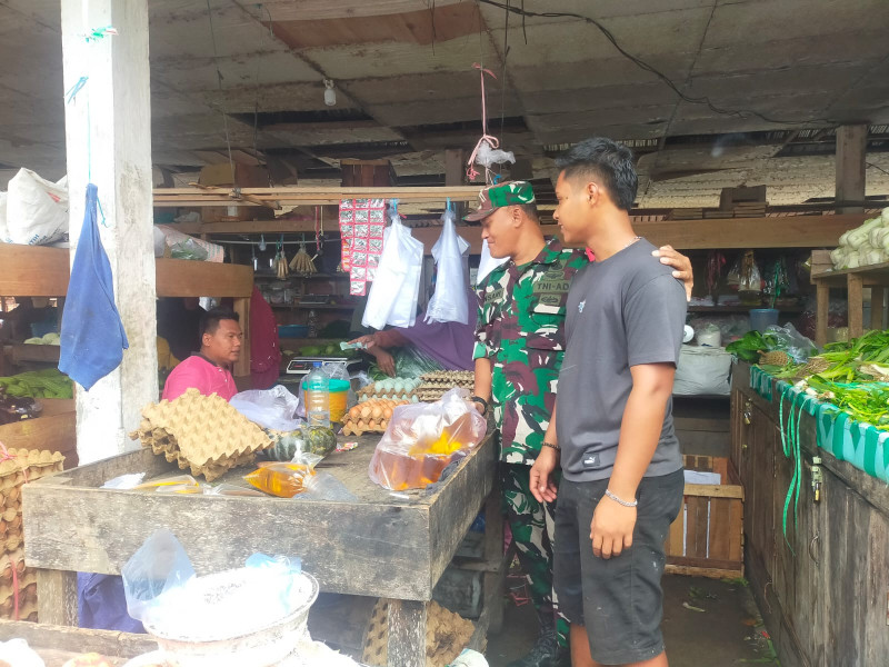 Jaga Stabilitas Harga, Babinsa Sertu Ansari Pantau Sembako di Pasar Suka Ramai