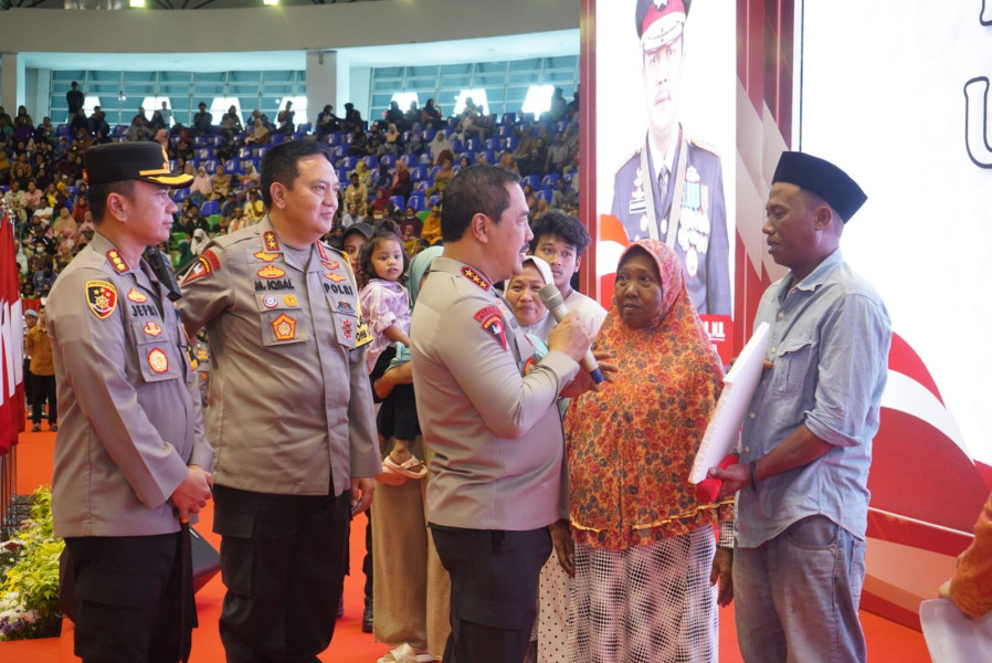 Rumah Tak Layak Huni Dibedah, Warga Pekanbaru Menangis Haru di Depan Wakapolri
