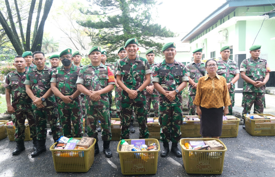 Personil Kodim 0320/Dumai Yang Merayakan Natal Serta Tahun Baru 2024 Menerima Bingkisan Dari Dandim