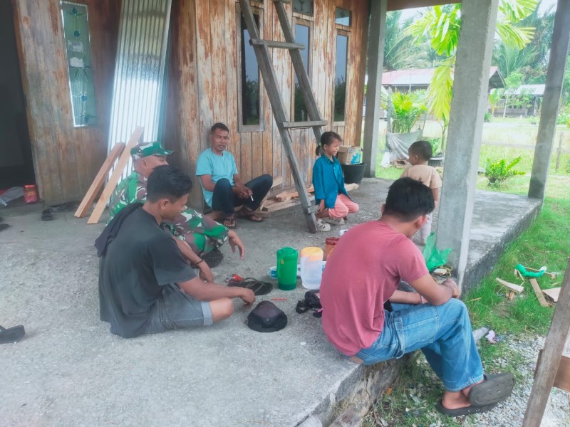 Babinsa Koramil 06/Merbau Tingkatkan Kepedulian Sosial Lewat Komsos