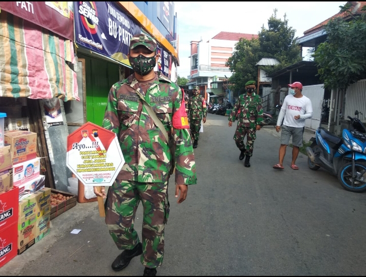 Aparat Gabungan Koramil 19/Gabus Laksanakan Operasi Yustisi di Pasar Karaban
