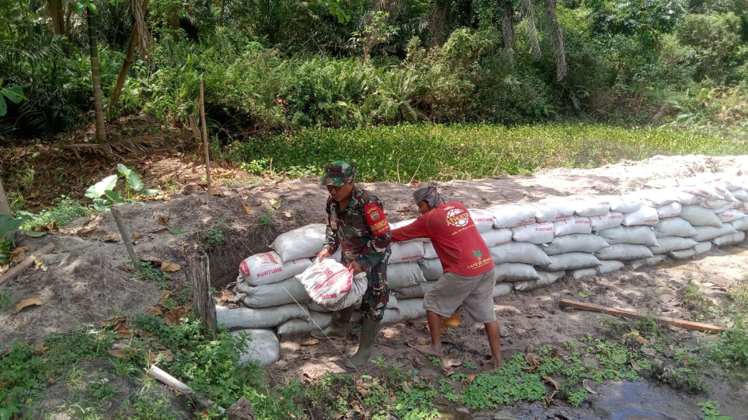 Cegah Kebakaran Hutan, Babinsa Koramil 01/Dumai Imbau Warga Tidak Buka Lahan dengan Membakar