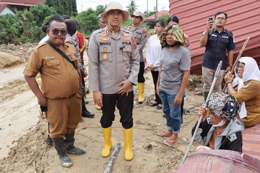 Polwan Tapteng Lupakan Selamatkan Harta Demi Evakuasi Tetangga dari Longsor