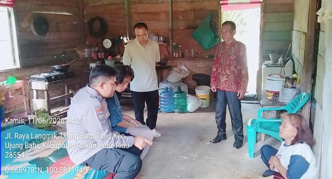 Peduli Warga Kurang Mampu, Bhabinkamtibmas Tandun Barat Dampingi Pemuda Diduga Alami Depresi untuk Mendapatkan Penanganan Medis