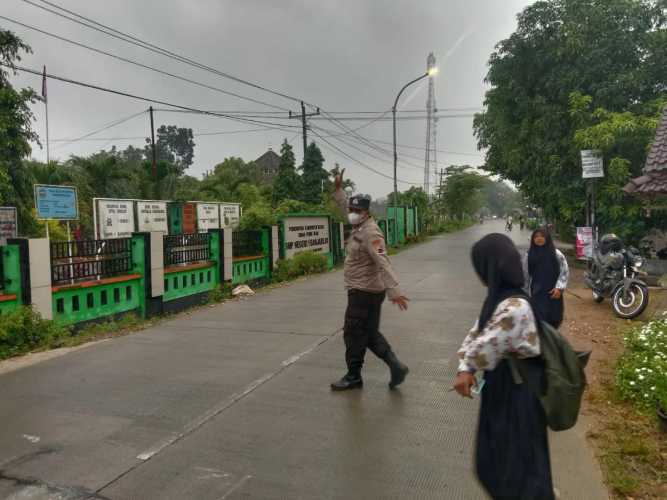 Pastikan Keamanan Dan Kelancaran Lalu Lintas, Polres Blora Lakukan Pengaturan Dan Penyebrangan Di Pagi Hari