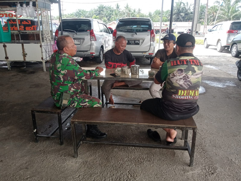 Babinsa Kelurahan Bagan Besar Perkuat Silaturahmi dengan Tokoh Masyarakat untuk Wujudkan Kamtibmas