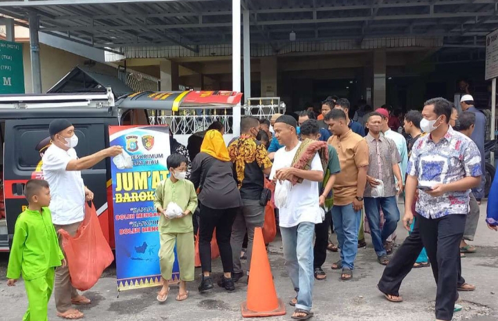 Jum’at Barokah, Dit Reskrimum Polda Riau Bagikan 500 Nasi Bungkus Untuk Sampaikan Pesan Kamtibmas