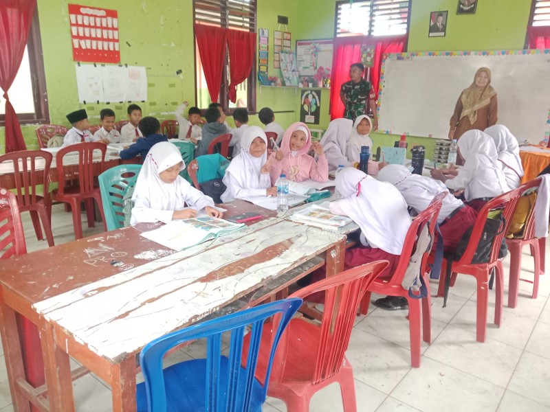 Babinsa Pastikan Penyaluran Makan Bergizi di Kepulauan Meranti Berjalan Lancar
