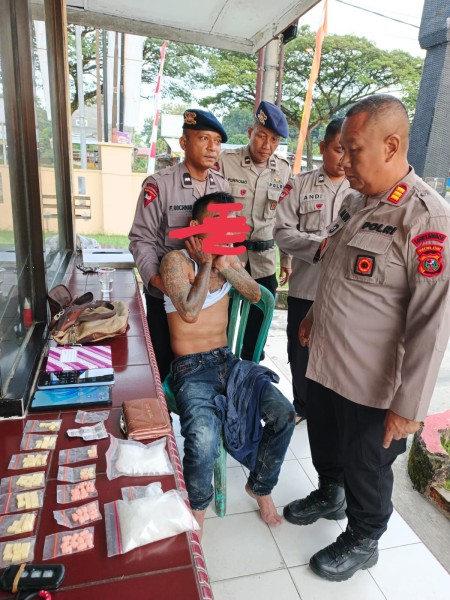 Aksi Sigap Brimob! Tanggapi Aduan Masyarakat tentang Pria Kecelakaan di Tanjung Morawa Ternyata Bawa Puluhan Butir Obat dan Sabu