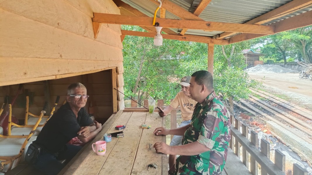 Perkuat Kemanunggalan TNI-Rakyat, Babinsa Koramil 06/Merbau Laksanakan Komsos