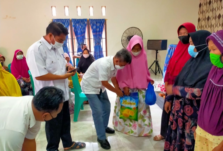 Berbagi Kepada Warga Terdampak Covid-19, PTPN V Serahkan 50 Paket Sembako di Desa Puo Raya