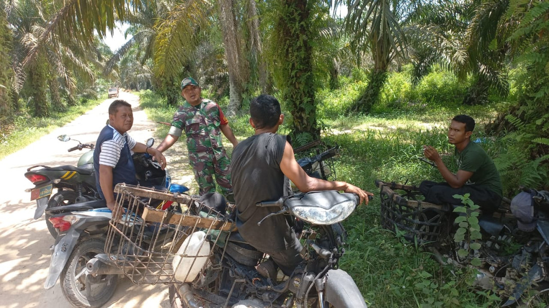 Babinsa Bukit Nenas Pimpin Patroli dan Sosialisasi Cegah Karlahut di Zona Rawan