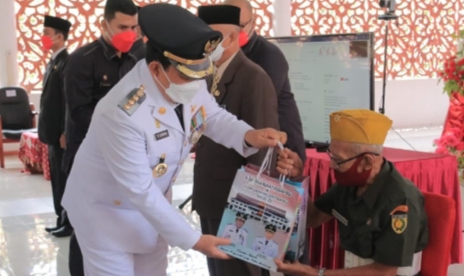 Rangkaian HUT RI Ke -76, Bupati dan Wabup Rohul Berikan Tali Asih Untuk Veteran