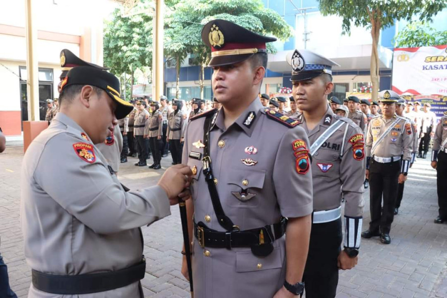 Polres Kudus Gelar Upacara Sertijab Kasat Lantas Dari AKP I Putu Asti Hermawan Santosa Kepada Iptu Royke Noldy Darean
